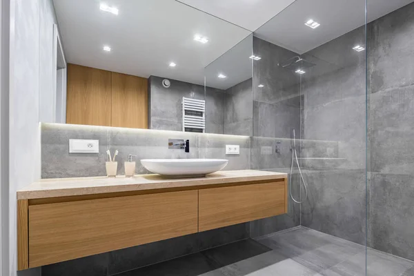 Fából Készült Pult Zuhany Mosdó Nagy Tükör Modern Fürdőszobával — Stock Fotó