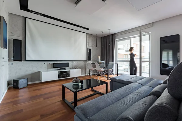 Grijze Witte Woonkamer Met Sofa Tafel Balkon Projector Scherm — Stockfoto