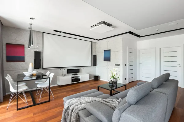 Moderne Film Kamer Met Projectorscherm Grijze Bank Zwarte Tuinset Wit — Stockfoto