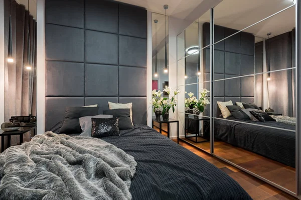 Luxuriöses Schlafzimmer Mit Doppelbett Und Verspiegeltem Kleiderschrank — Stockfoto