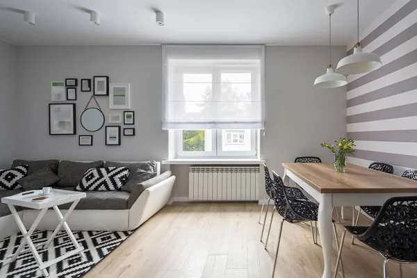 Moderne Wohnung Mit Grauem Sofa Und Holztisch — Stockfoto
