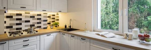 Cocina Funcional Con Armarios Blancos Clásicos Ventana Panorama — Foto de Stock