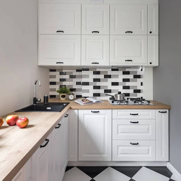 Pequeña Cocina Con Muebles Blancos Clásicos Azulejos Modernos — Foto de Stock