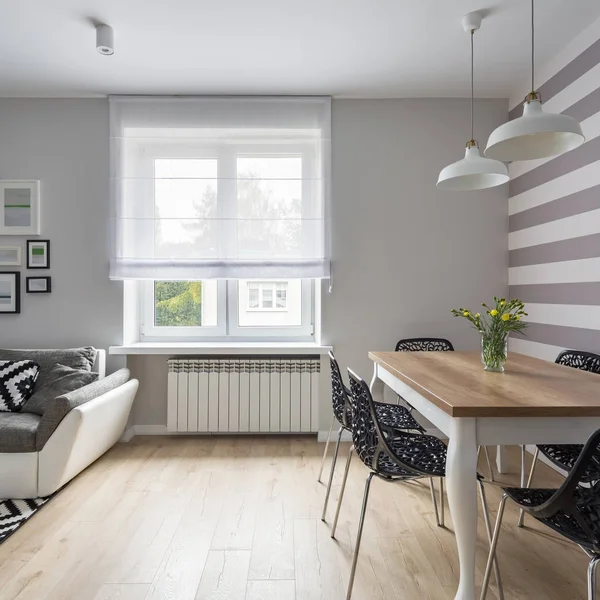 Moderne Wohnung Mit Holztisch Und Fenster — Stockfoto