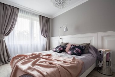 Pastel yatak odası ve çift kişilik yatak ve dekoratif pencere perdeleri