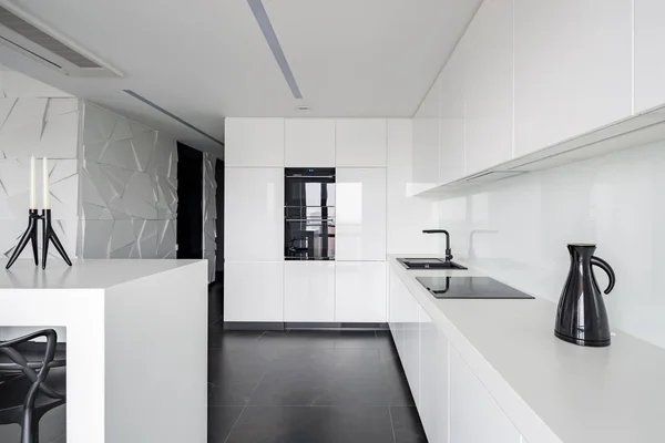 Hochglanz Weiße Küche Mit Moderner Ausstattung Und Schwarzem Fußboden — Stockfoto