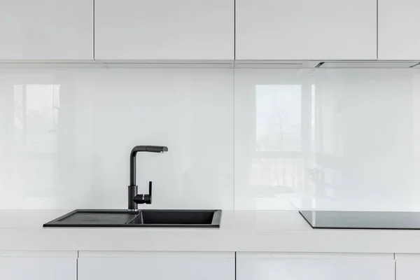 高光泽柜 台面和黑色复合厨房水槽 — 图库照片