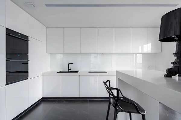 Sofisticado Interior Cocina Blanco Negro Con Mesa Silla Sencillas — Foto de Stock