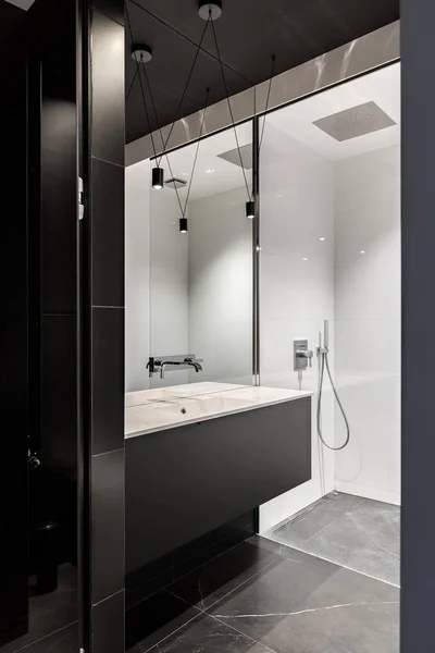 Baño Negro Contemporáneo Con Suelo Piedra Ducha Ras Suelo —  Fotos de Stock