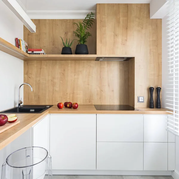 Cozinha Branca Moderna Com Móveis Madeira Banquinho Transparente — Fotografia de Stock