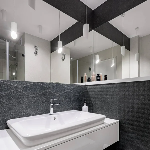 设计的黑白浴室配有装饰式吸顶灯 — 图库照片