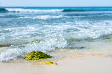 Cabo Verde egzotik adada güneşli ve sıcak bir günde mavi okyanusta Dalgalar, Cape Verde