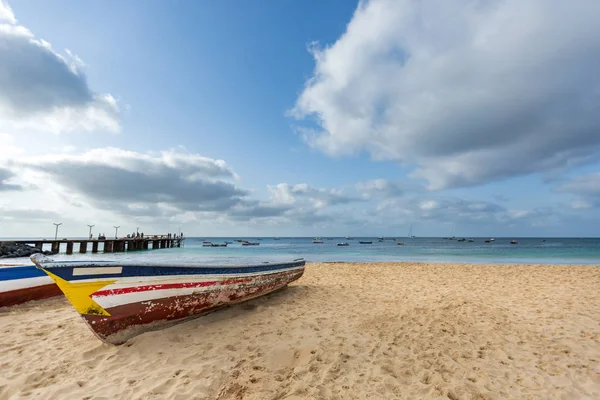Sal adası, Cabo Verde, Cape Verde sahilinde eski balıkçı tekneleri