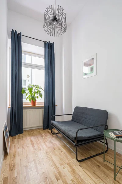 Home Interieur mit einfacher Couch — Stockfoto