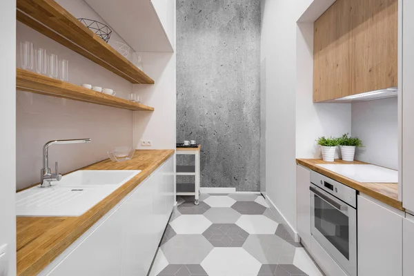 Cucina bianca con piano di lavoro in legno — Foto Stock