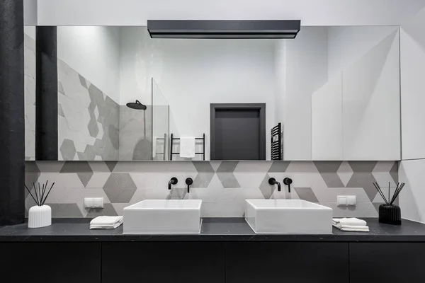 Minimalistische badkamer met twee wastafels — Stockfoto