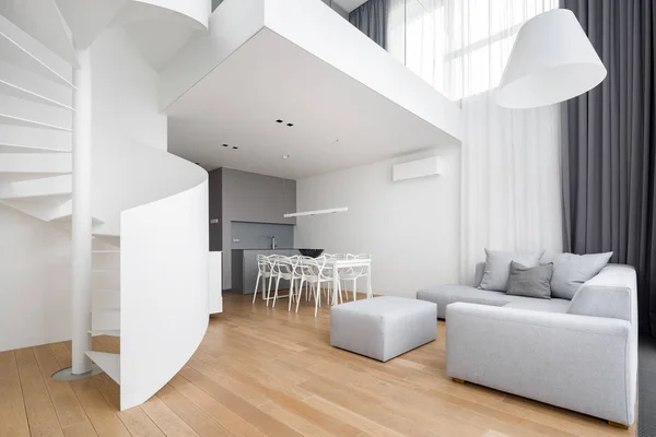 Appartement contemporain avec escalier en colimaçon — Photo