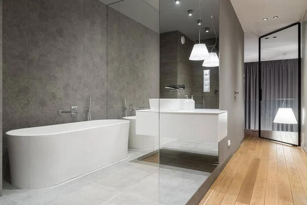 Luksusowa łazienka z płytą sześciokątną — Zdjęcie stockowe