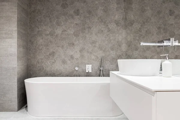 Zeitgemäßes Badezimmer mit Badewanne — Stockfoto