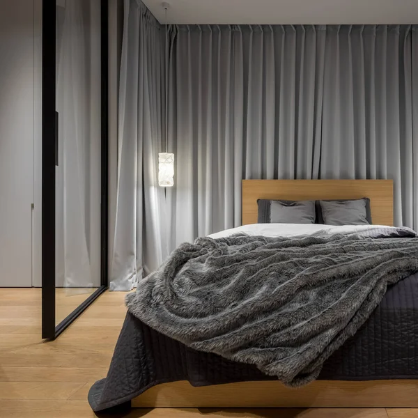 Stylowa sypialnia z podwójnym łóżkiem — Zdjęcie stockowe
