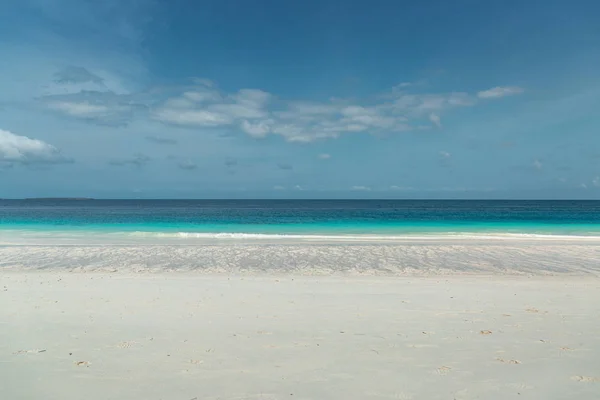 Linda praia paradisíaca e oceano — Fotografia de Stock