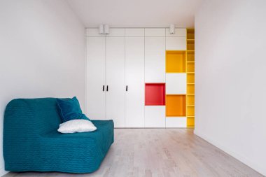 Mavi kanepeile misafir odası