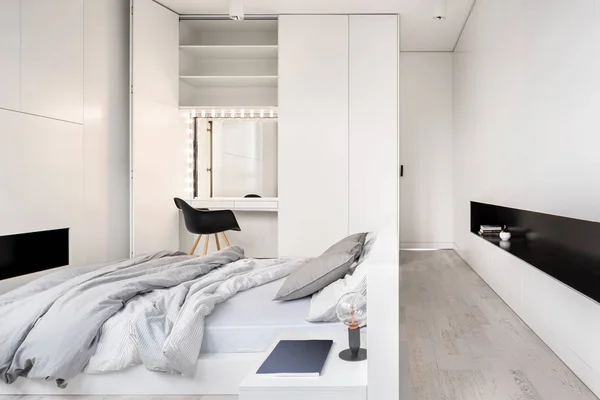 Witte slaapkamer met kaptafel — Stockfoto