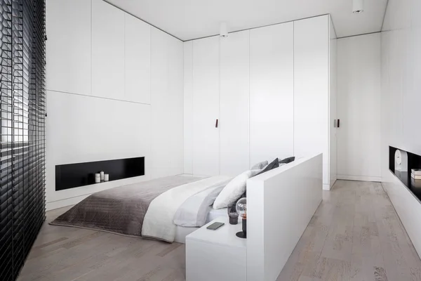 Elegancka sypialnia z podwójnym łóżkiem — Zdjęcie stockowe