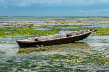 Okyanusta eski ahşap tekne