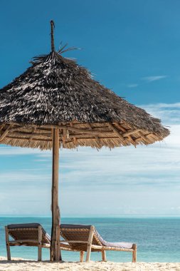 Tropik plajda büyük şemsiye