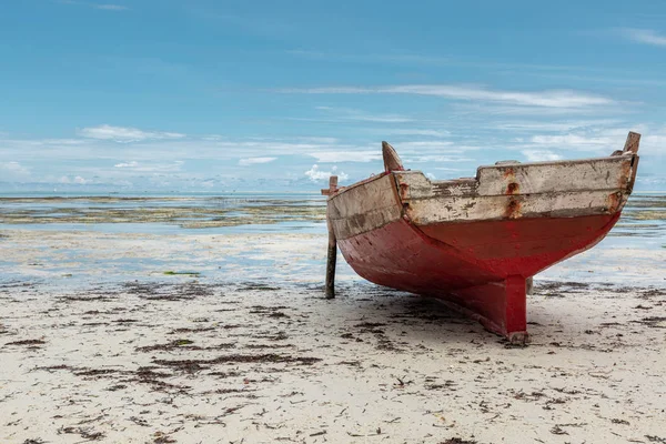Gammal fiskare båt på stranden — Stockfoto