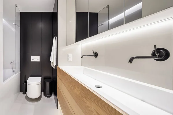 Elegáns fürdőszoba hosszú mosdóval — Stock Fotó