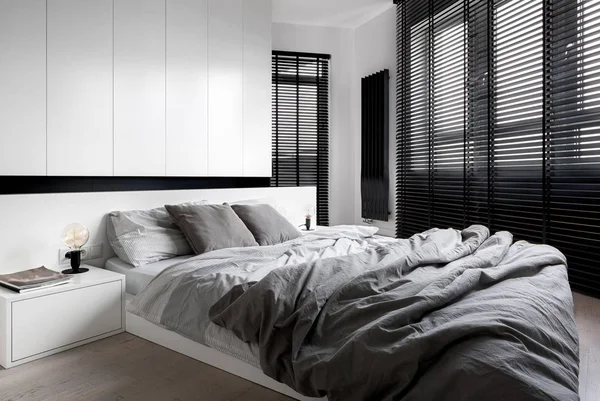 Zaprojektowana sypialnia ze ścianą okienna — Zdjęcie stockowe