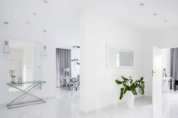 Corredor incrível casa em branco — Fotografia de Stock