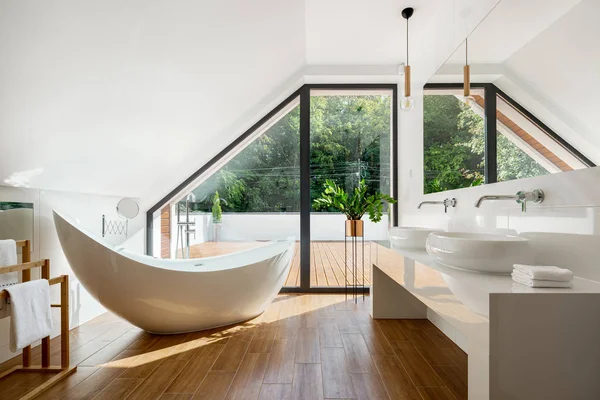 Elegante baño ático con bañera —  Fotos de Stock