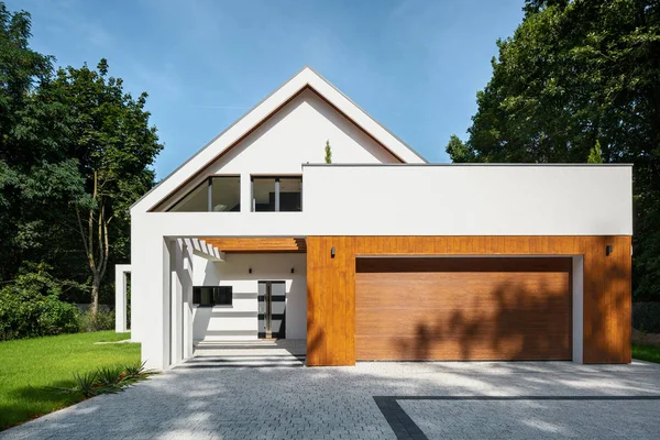 Elegante casa com garagem — Fotografia de Stock
