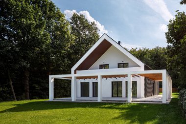 Ormandaki inanılmaz beyaz ev.