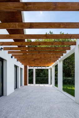 Ahşap tavanlı bir parke.