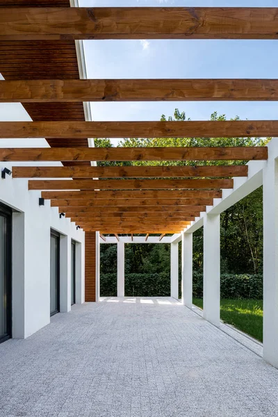Pátio Cobblestone com teto de madeira — Fotografia de Stock