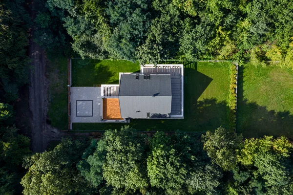 Casa con giardino, vista aerea — Foto Stock