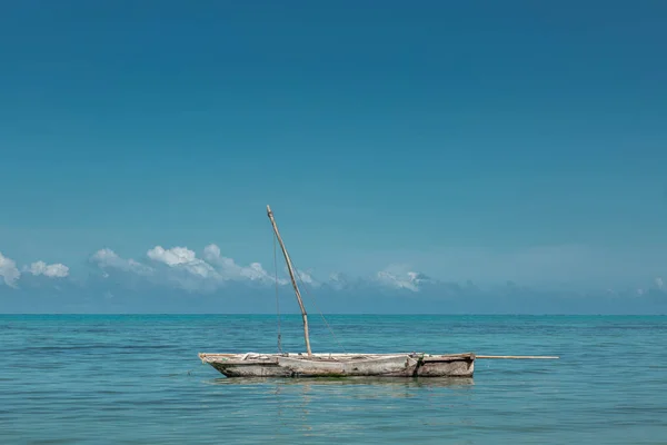 Traditionell dhow båt, Zanzibar — Stockfoto