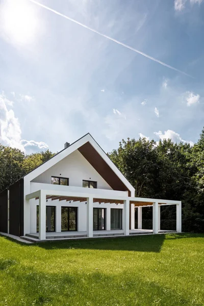 Elegante casa con cortile verde — Foto Stock