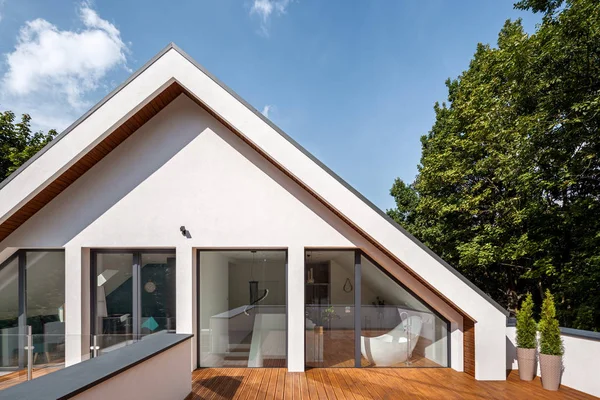 Haus mit großem Balkon — Stockfoto