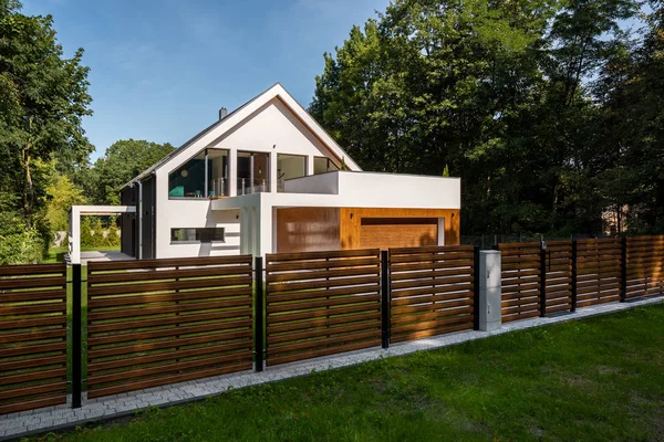 Geräumiges Haus mit Garage — Stockfoto