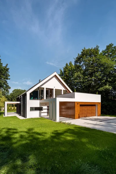 Casa moderna con giardino — Foto Stock