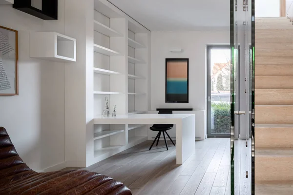Einfaches Home Office Mit Weißen Regalen Und Schreibtisch Und Stilvollem — Stockfoto
