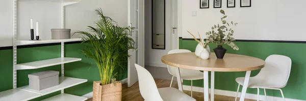 Panorama Salon Avec Murs Blancs Verts Table Manger Bois — Photo