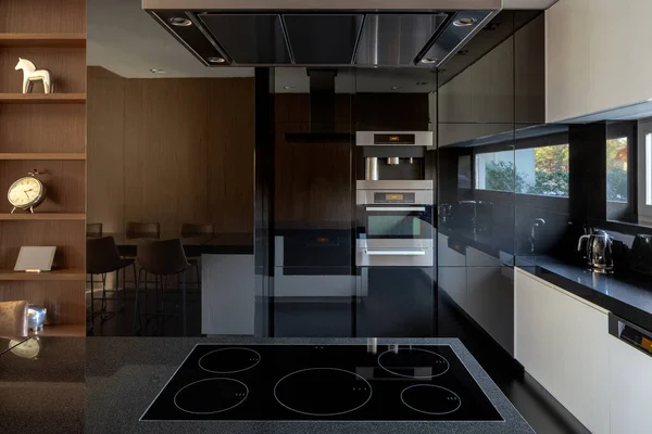 Elegante Küche Mit Spiegelwand Und Induktionsherd Mit Fünf Flammen — Stockfoto