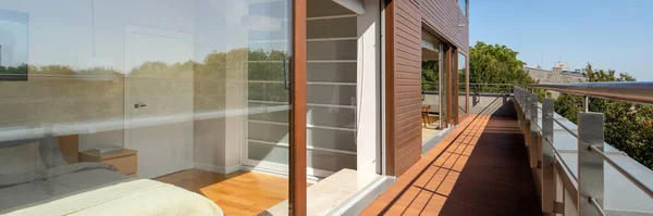 Panorama Casa Elegante Com Grandes Janelas Quarto Aberto Para Terraço — Fotografia de Stock