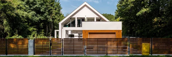 Panorama Maison Blanche Moderne Entourée Arbres Avec Une Clôture Élégante — Photo